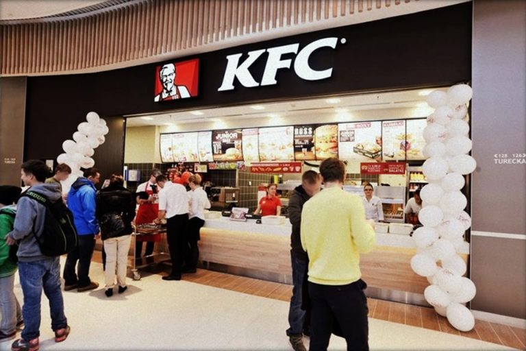 KFC szuka studentów, matek powracających do pracy i osób w wieku 50 plus