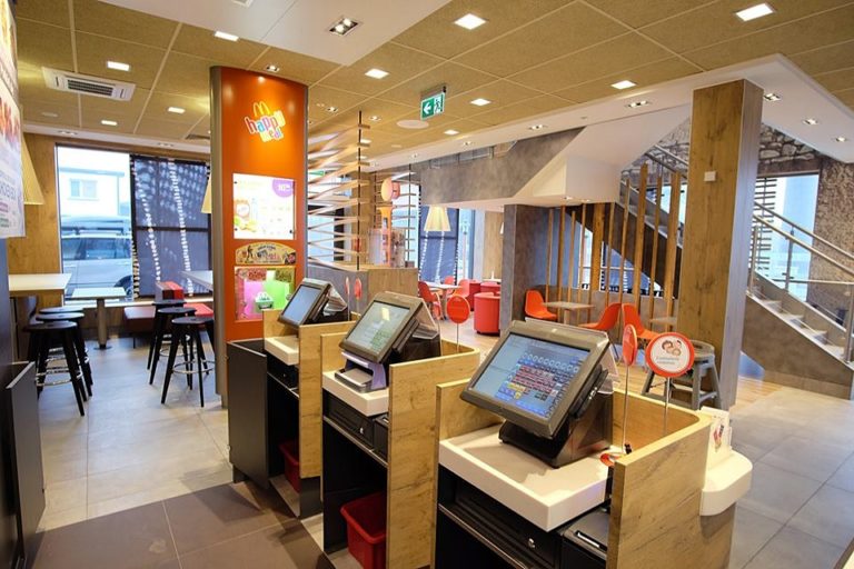 McDonald’s stopniowo otwiera swoje restauracje