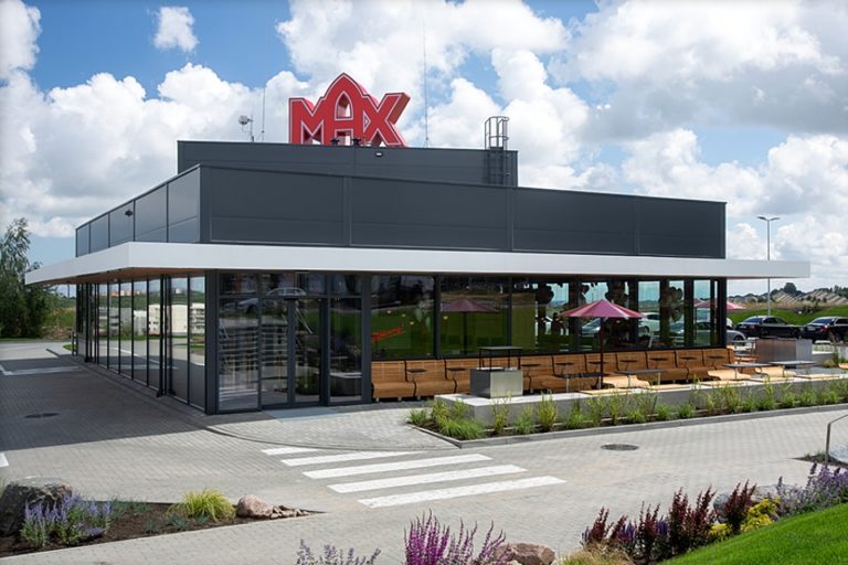 Max Premium Burgers wprowadza papierowe słomki w polskich restauracjach